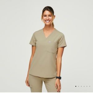 NWT - Figs Scrub Top in Sandstone